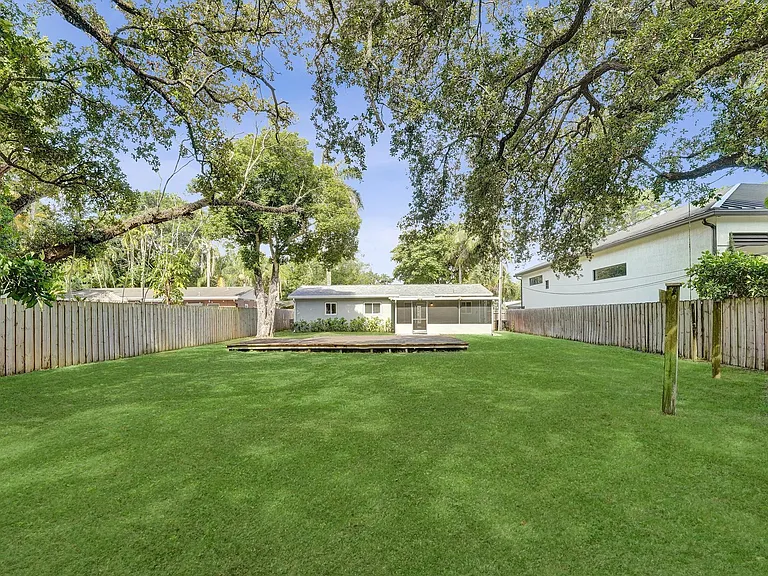 300 SW 19th Ave — Photo 28