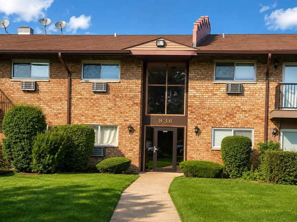 836 E Old Willow Rd #11111, Prospect Heights, IL 60070