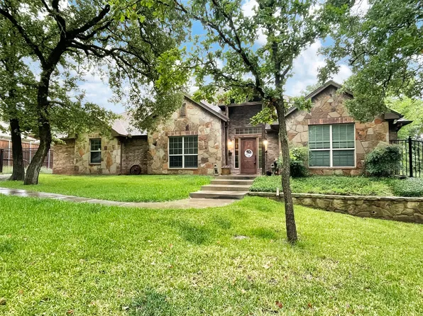 2704 Jackson Crest St, Burleson, TX 76028