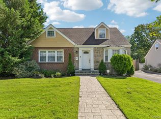 666 Lakeview Avenue, Rockville Centre, NY 11570