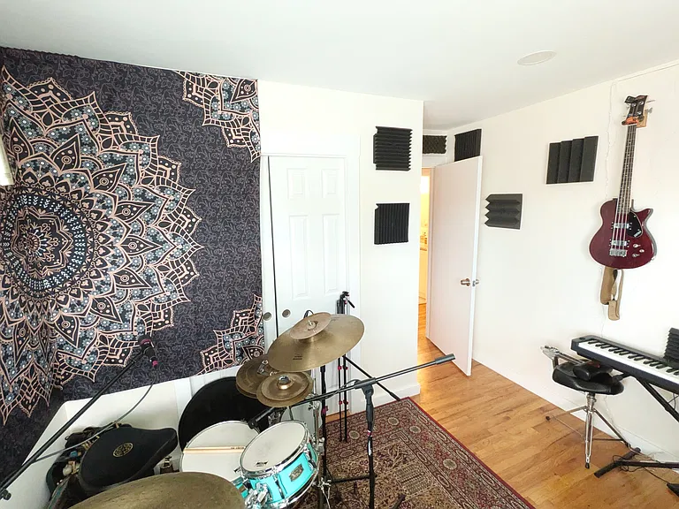 2nd bedroom