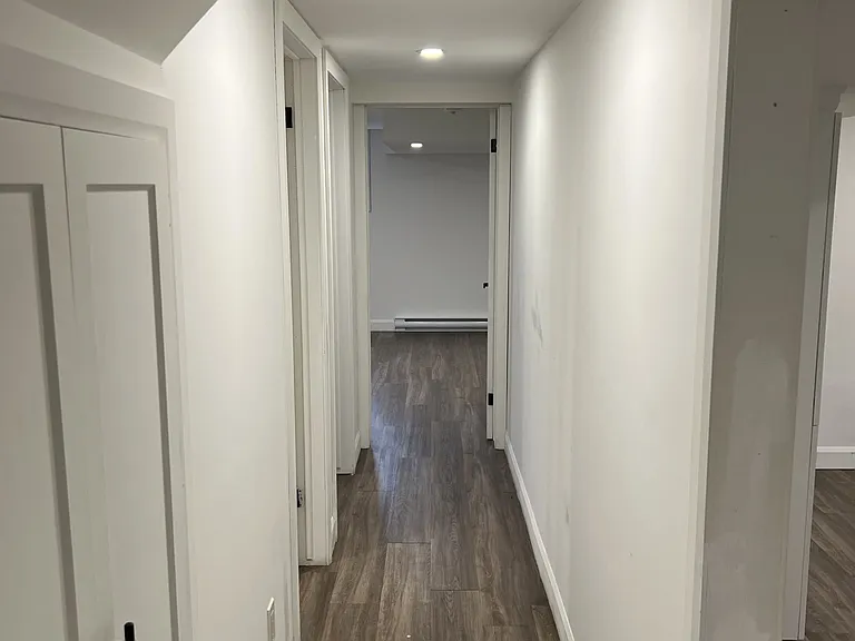 176 Queensdale Ave E #LOWER — Photo 6