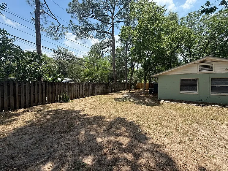 217 NW 36th Dr — Photo 4