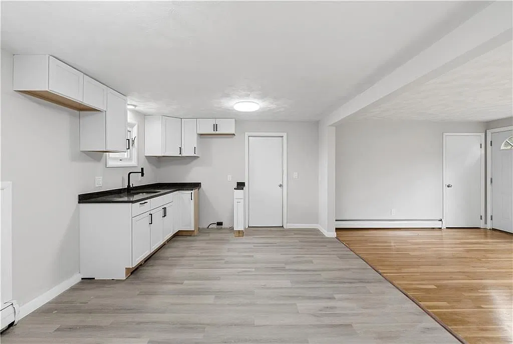 3 bed, 1.0 bath, 1008 sqft, $3,400 — Photo 2