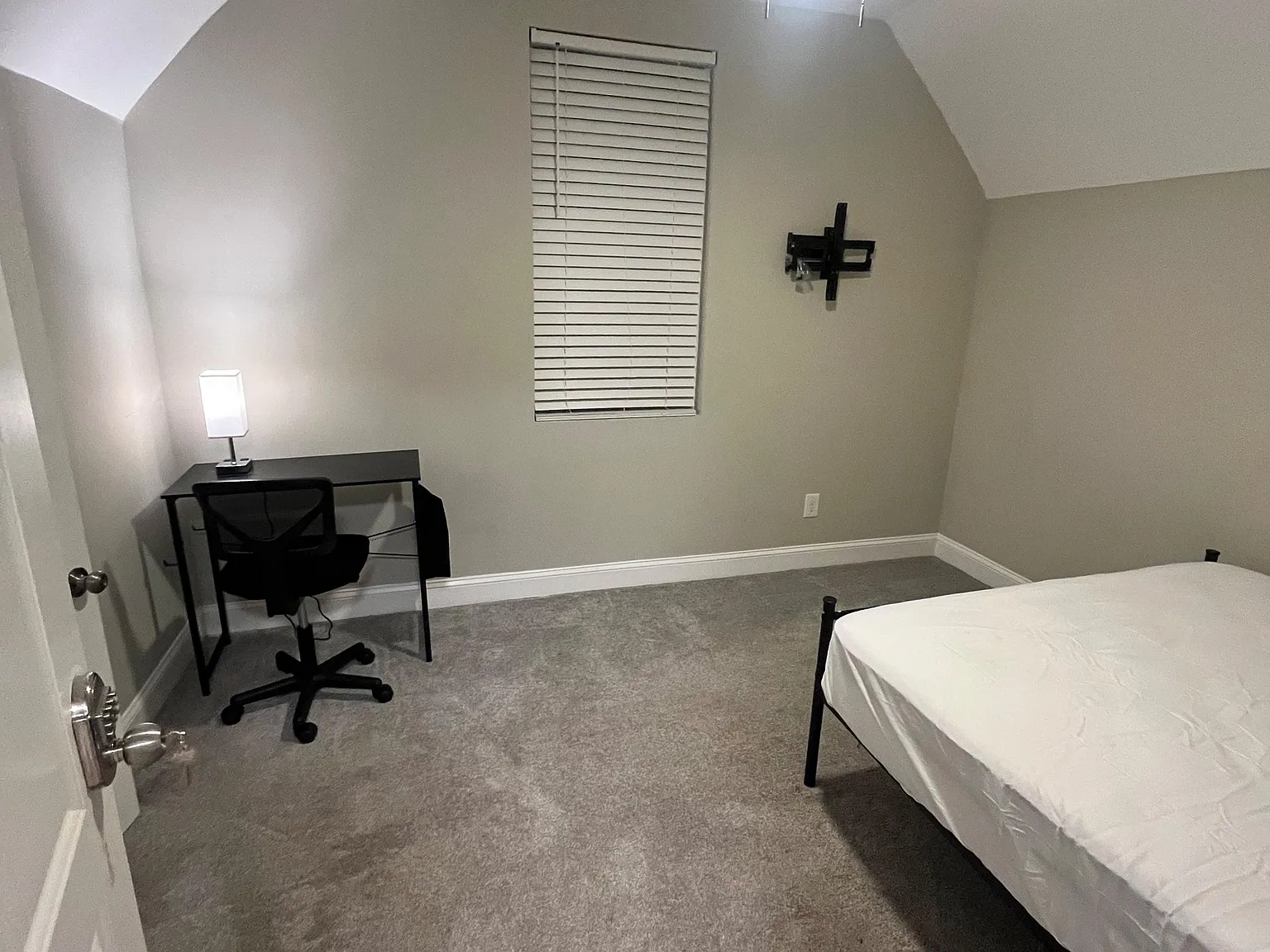 4 bed, 3.5 bath, 1908 sqft, $862 — Photo 3