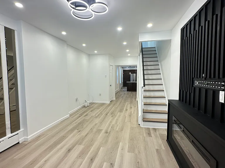 525 Perry St — Photo 5