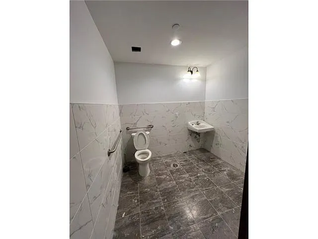 Building Photo - 110 Thatford Ave #2