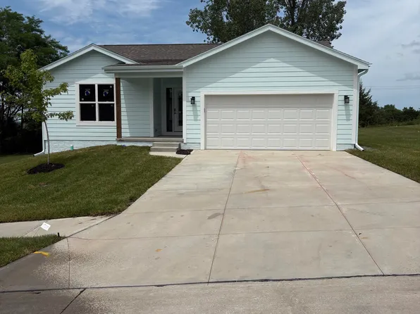 1319 Silver Ln, Crescent, IA 51503