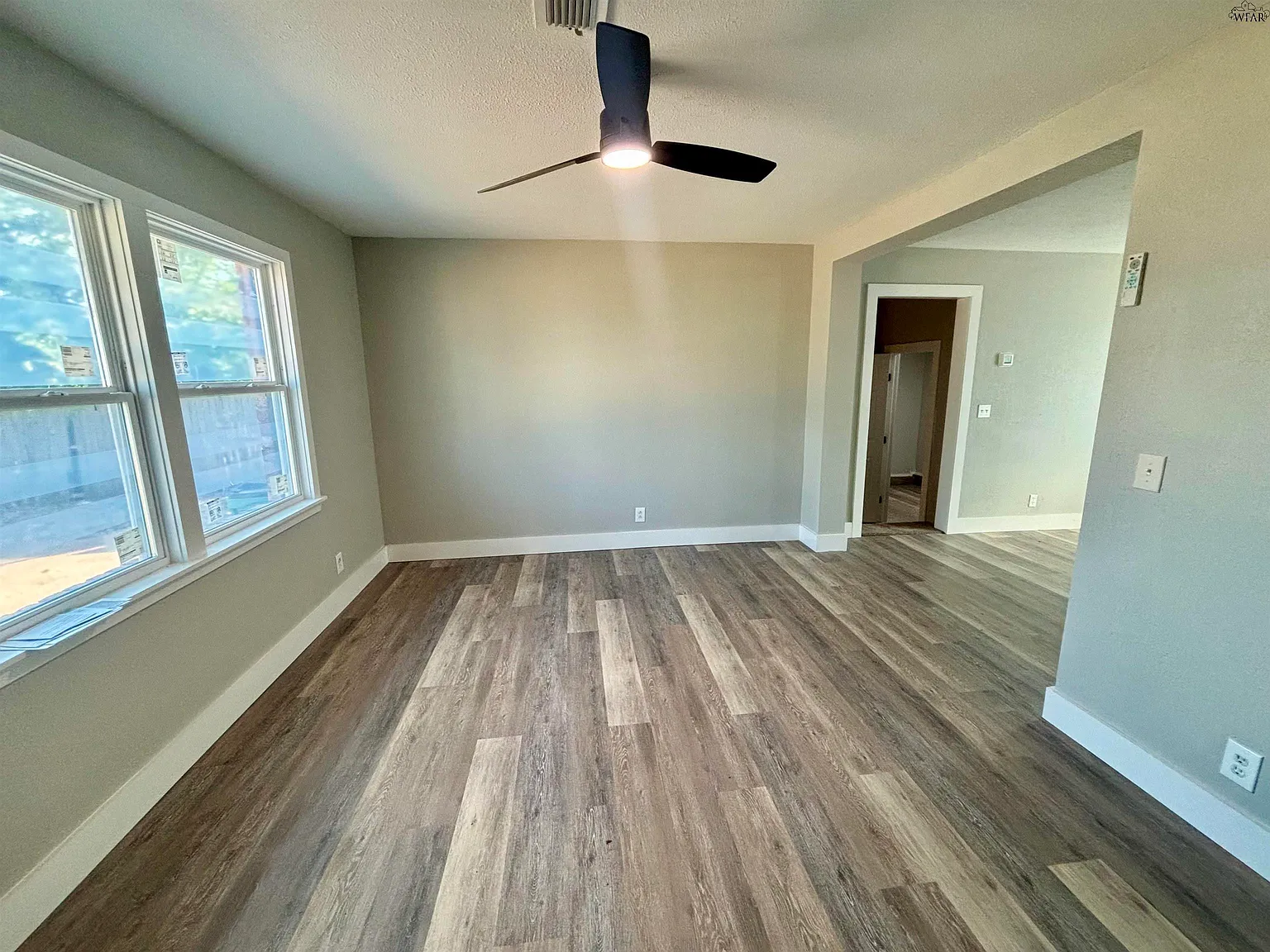 3 bed, 2.0 bath, 1325 sqft, $1,600 — Photo 2