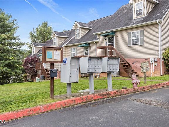 5th image of 304 Cambridgeshire Ct #304