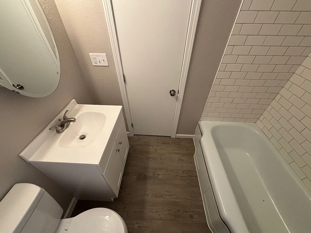 Building Photo - 402 E Elm St #1/2