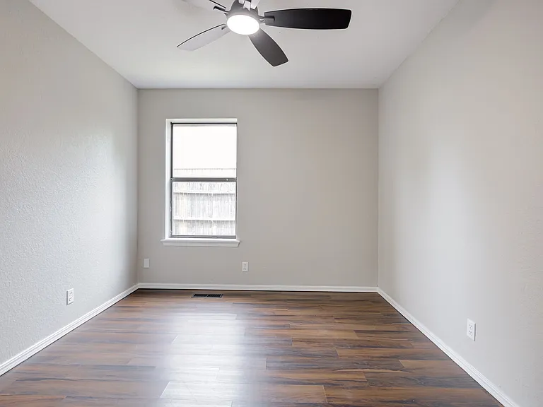 605 Springwood St — Photo 18