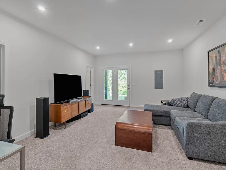 1810 Fowler St — Photo 4