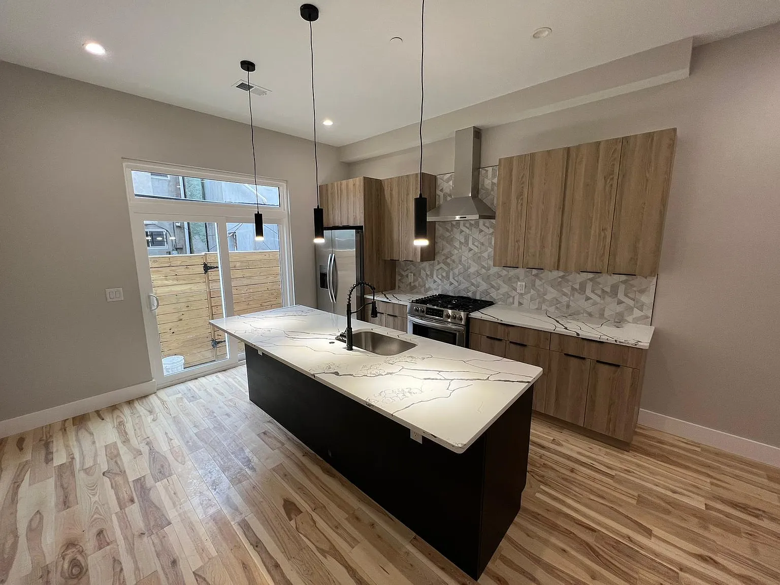 4 bed, 2400 sqft, $2,850 — Photo 2