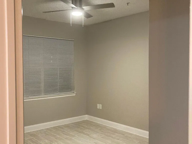 18001 Richmond Place Dr #811 — Photo 2