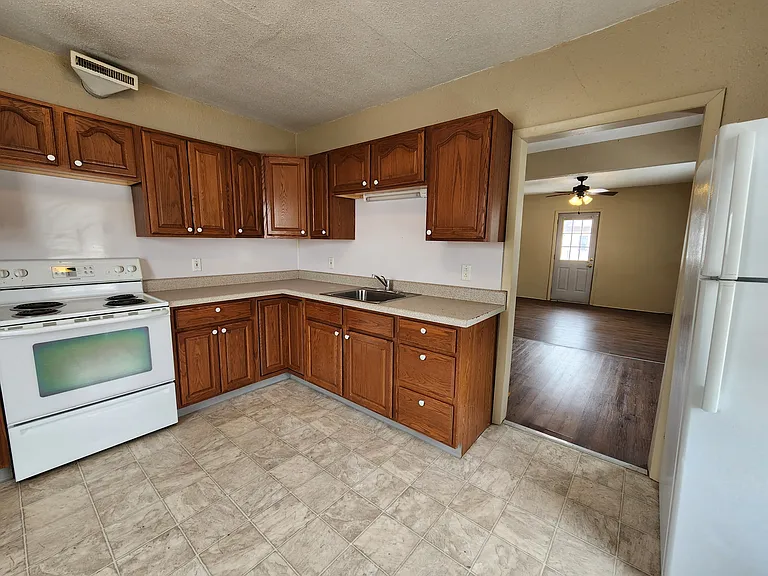 604 1/2 W Seerley Blvd — Photo 2