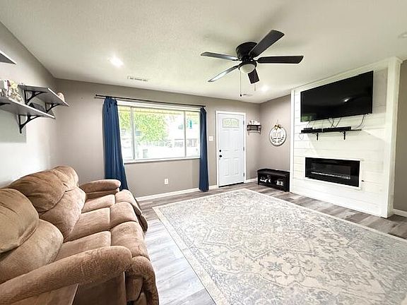 3rd image of 130 Bobbye Ln