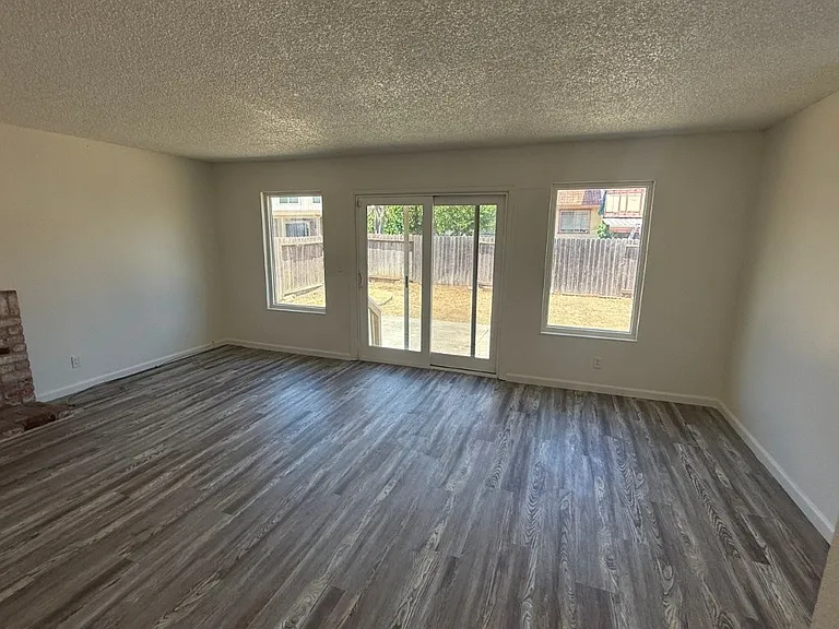 131 Glasgow Way — Photo 40
