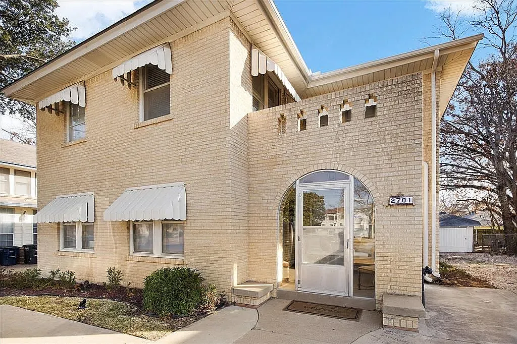 5 bed, 2984 sqft, $7,400 — Photo 1
