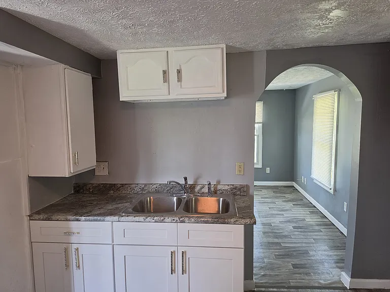 2124 Arthur Ave — Photo 12