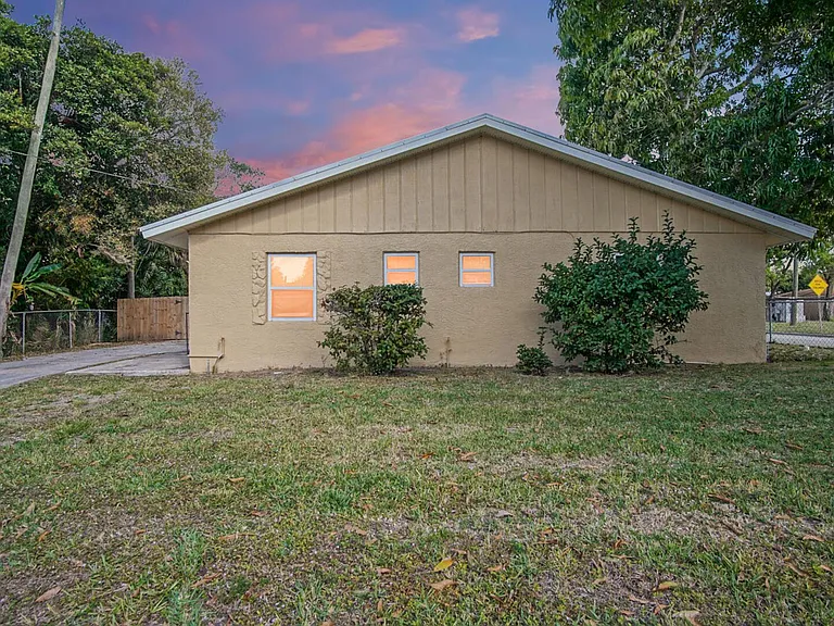 1002 Avenue E — Photo 1