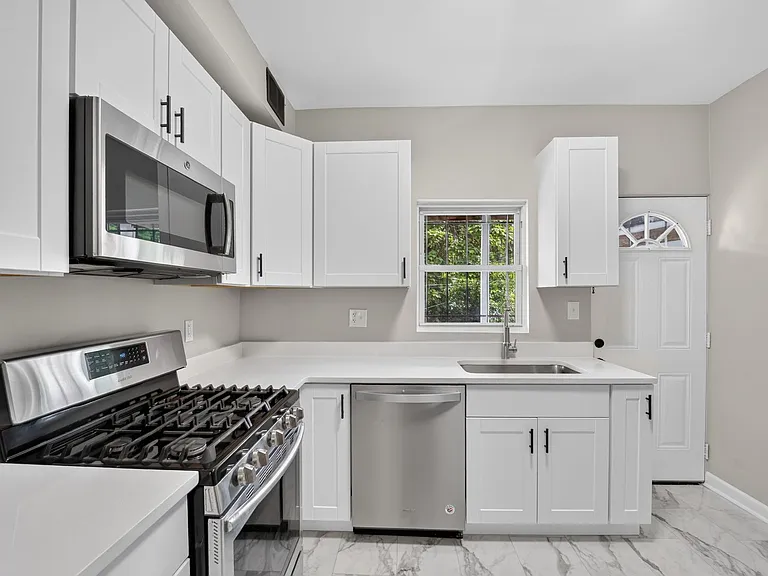 1004 Girard St NW — Photo 6