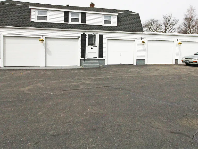 563 Aquidneck Ave — Photo 18