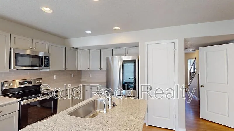 3 bed, 2.5 bath, 1360 sqft, $2,300 — Photo 4