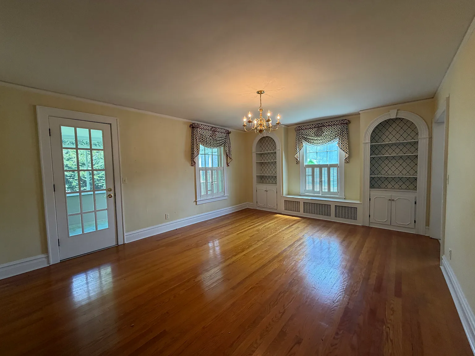 3 bed, 1.5 bath, 2328 sqft, $2,190 — Photo 3
