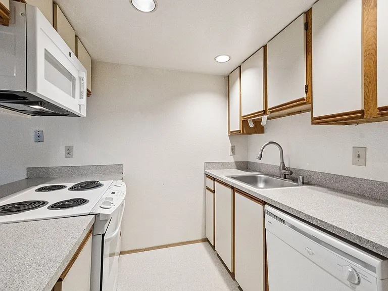 University Court Apartments — Photo 14