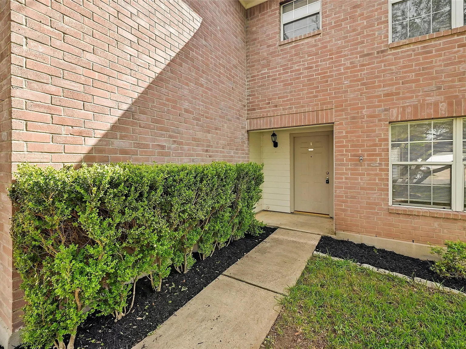 4 bed, 2.5 bath, 2049 sqft, $1,999 — Photo 2
