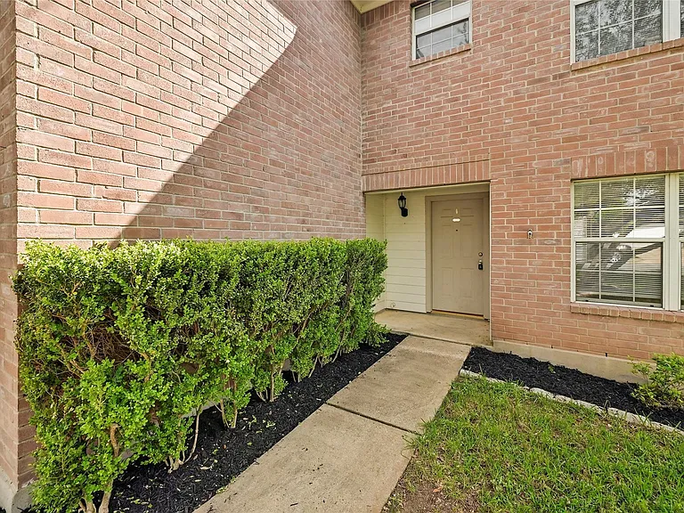 1802 Vanderhill Cv — Photo 2