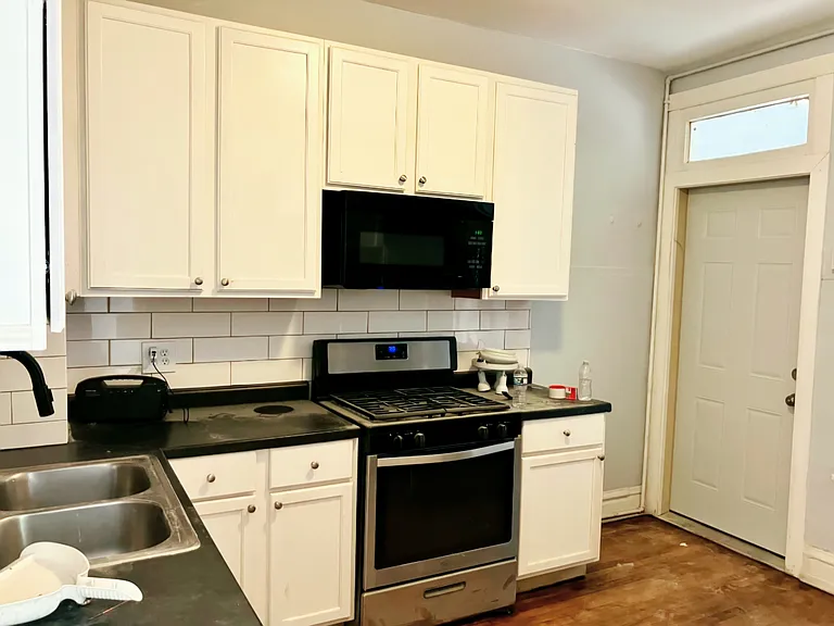1633 N Artesian Ave #2R — Photo 5