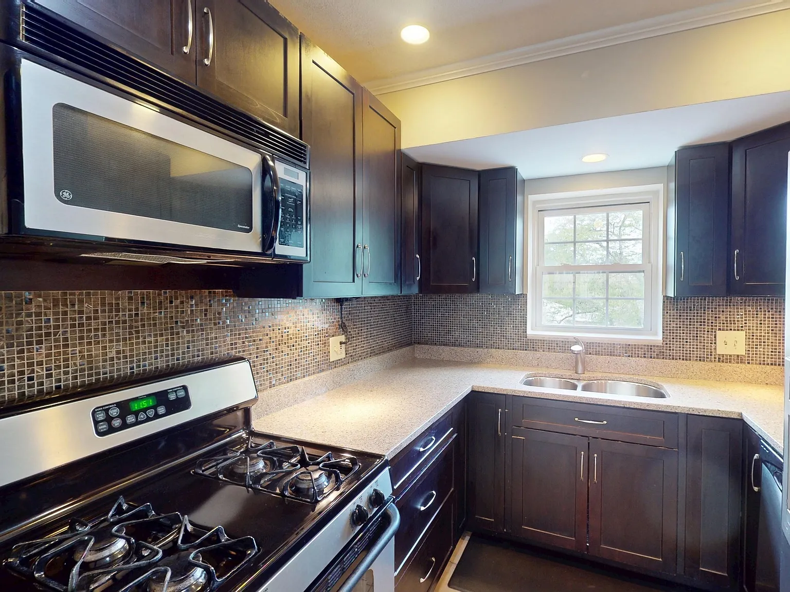 3 bed, 2.0 bath, 1057 sqft, $3,450 — Photo 3