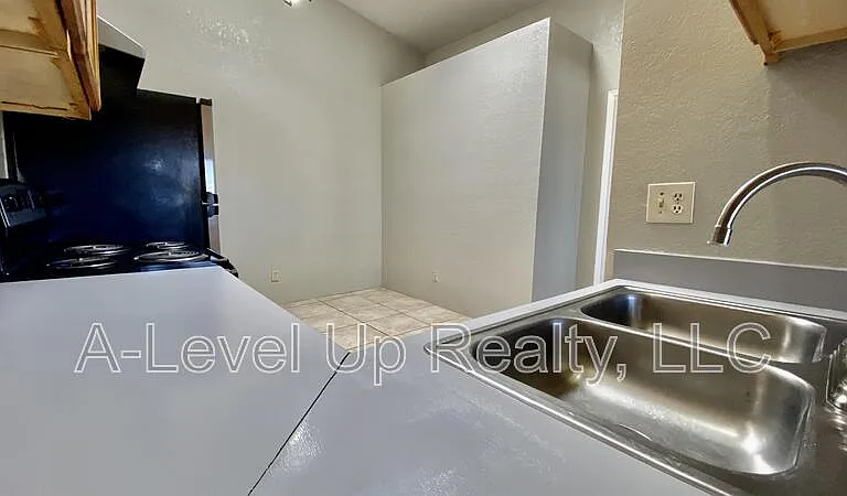 405 E Thoroughbred St #1 — Photo 4