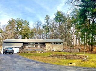 31 Van Dam Rd, Hyde Park, NY 12538