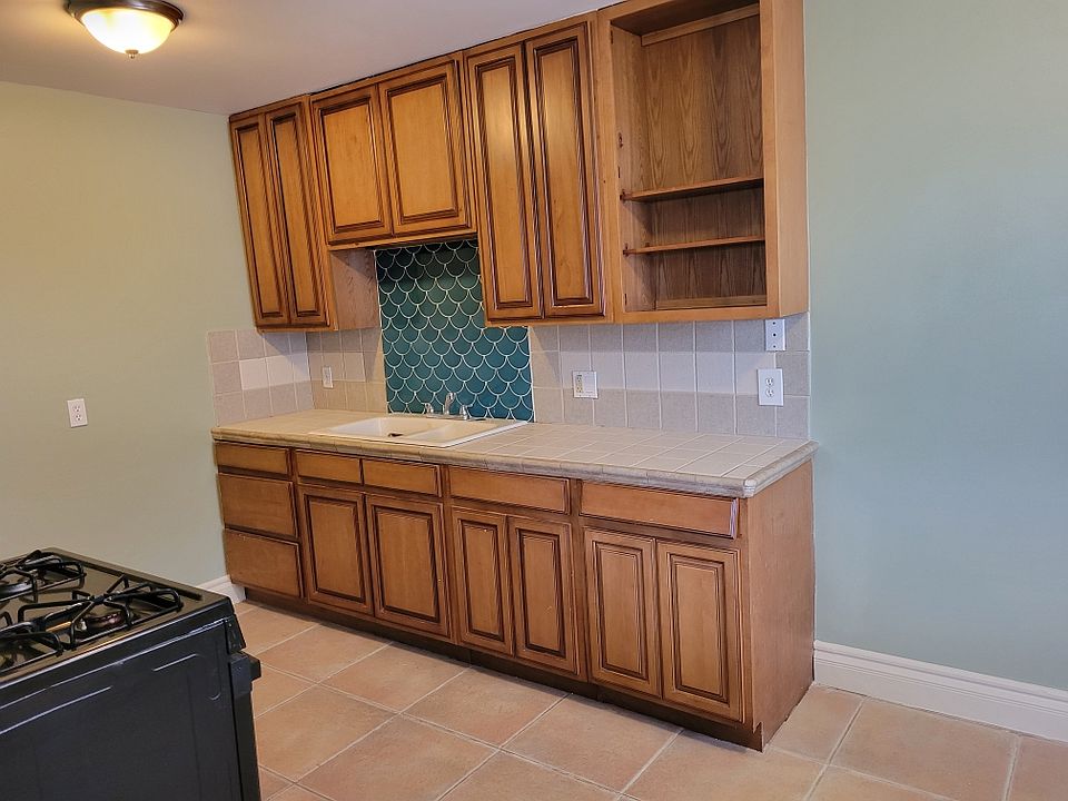 Kitchen open shelving on end, double sinks