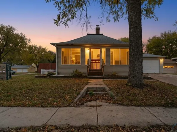 302 Elm St, Vermillion, SD 57069