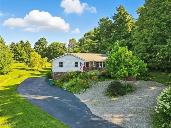 10970 Wood Hollow Dr, Chardon, OH 44024