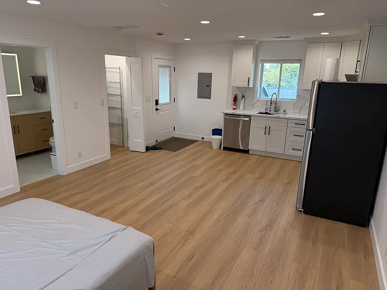 337 Irving Ave #B — Photo 3