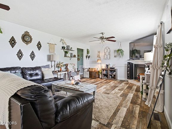 4th image of 133 Crescent Ln