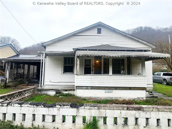 8 Lippy Damron Ln, Logan, WV 25601