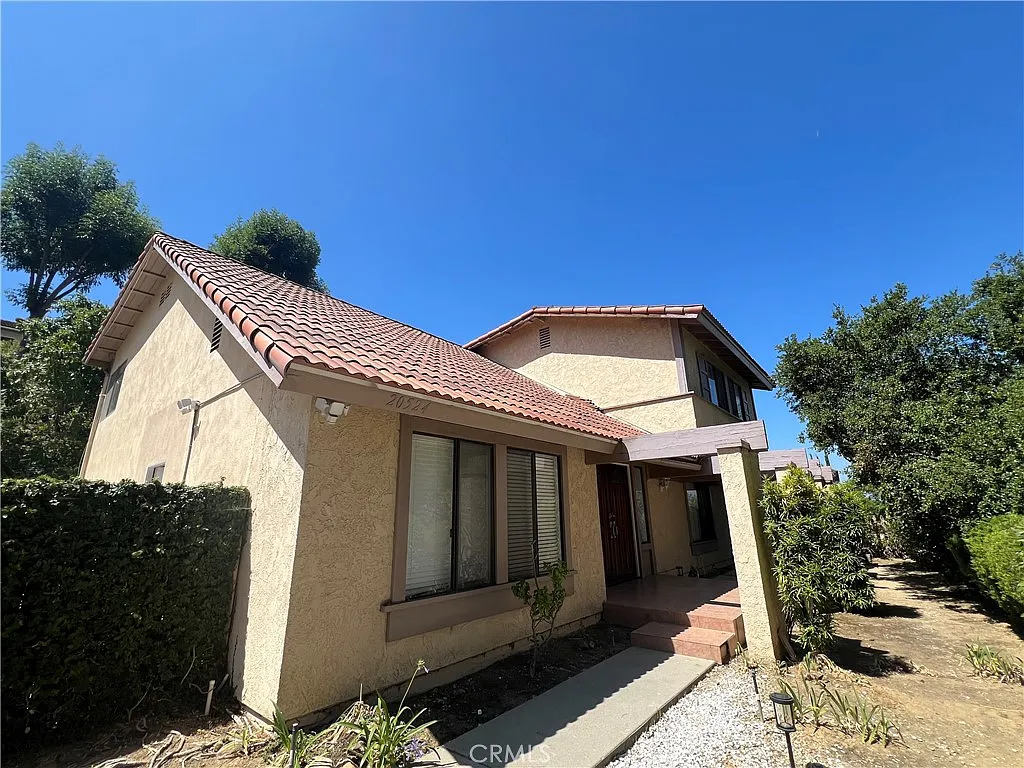 6 bed, 2.5 bath, 2802 sqft, $4,380 — Photo 1