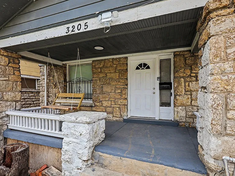 3205 E 31st St — Photo 17
