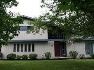 99 Devon Ln, Williamsville, NY 14221
