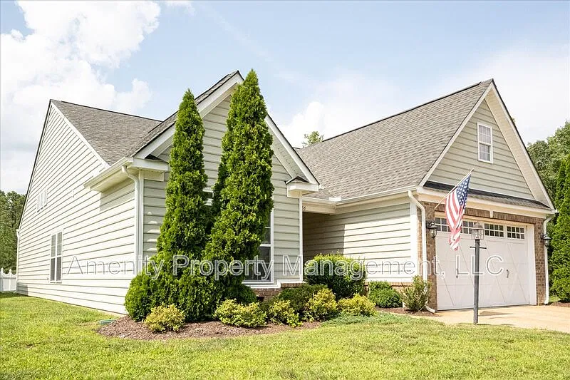 4 bed, 2.0 bath, 2349 sqft, $3,000 — Photo 2