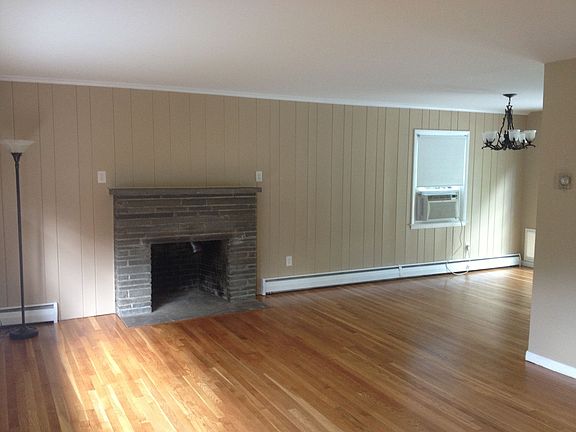 Living rm w/ Fireplace