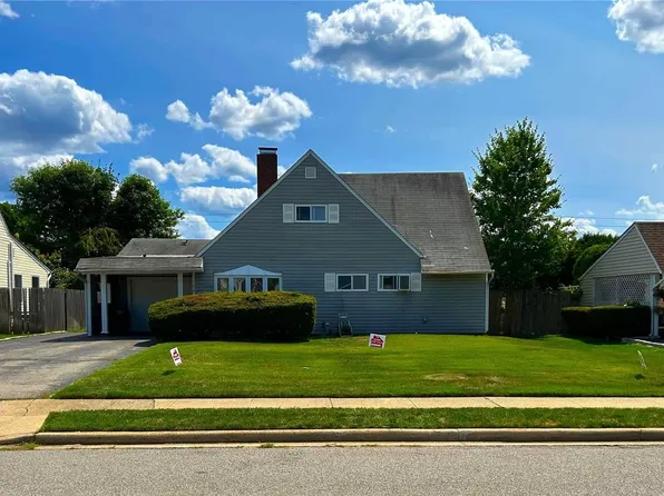 174 Blueberry Lane, Hicksville, NY 11801
