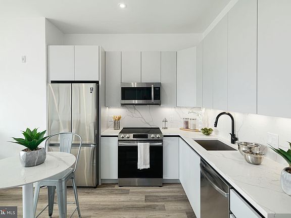 3rd image of 1421 E Columbia Ave #23-301