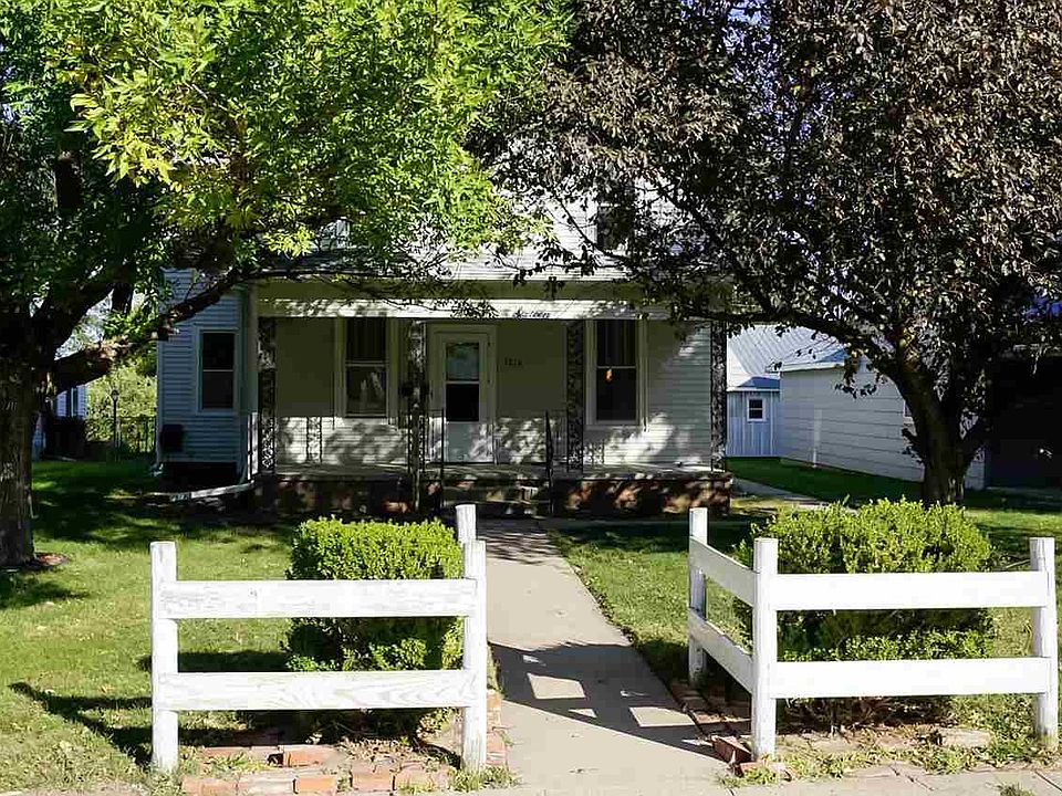1216 Arthur St, Holdrege, NE 68949 Zillow